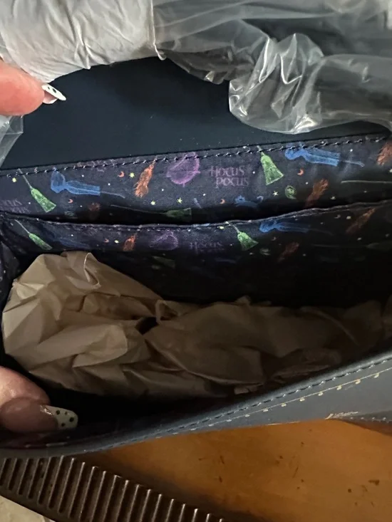 Hocus Pocus Decorative Book Clutch /crossbody Cauldron Art Loungefly NWT Disney - Picture 7 of 8